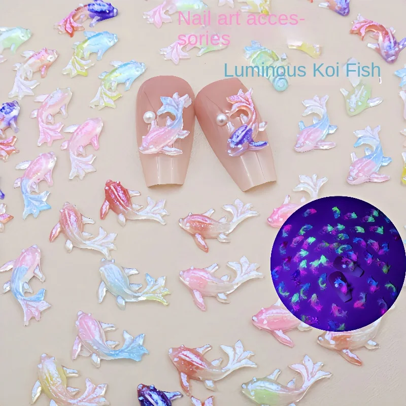 100 Stück/Packung im Dunkeln leuchtende Tier-Nagel-Charms – zweifarbige Koi-3D-Harz-Nagelkunst, niedliche Nageldekoration mit Ozean-Motiv für Heimwerker