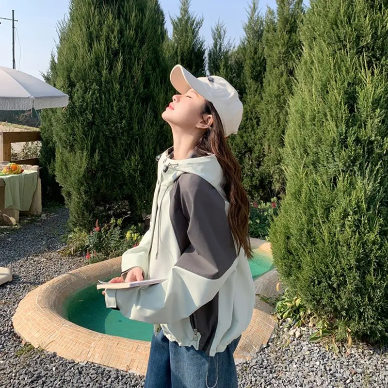 New Spring and Autumn Bestseller Light Green Color-blocking Workwear Raincoat Short Jacket for Women with A Casual Design Sense