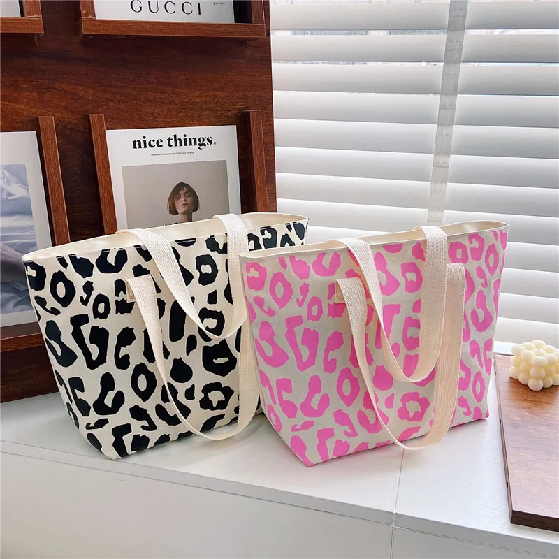 

Large Capacity Canvas Travel Bag Tote Unisex Shoulder Shopping Bag with Pocket Milk Cow Pattern Breathable Wear-resistant