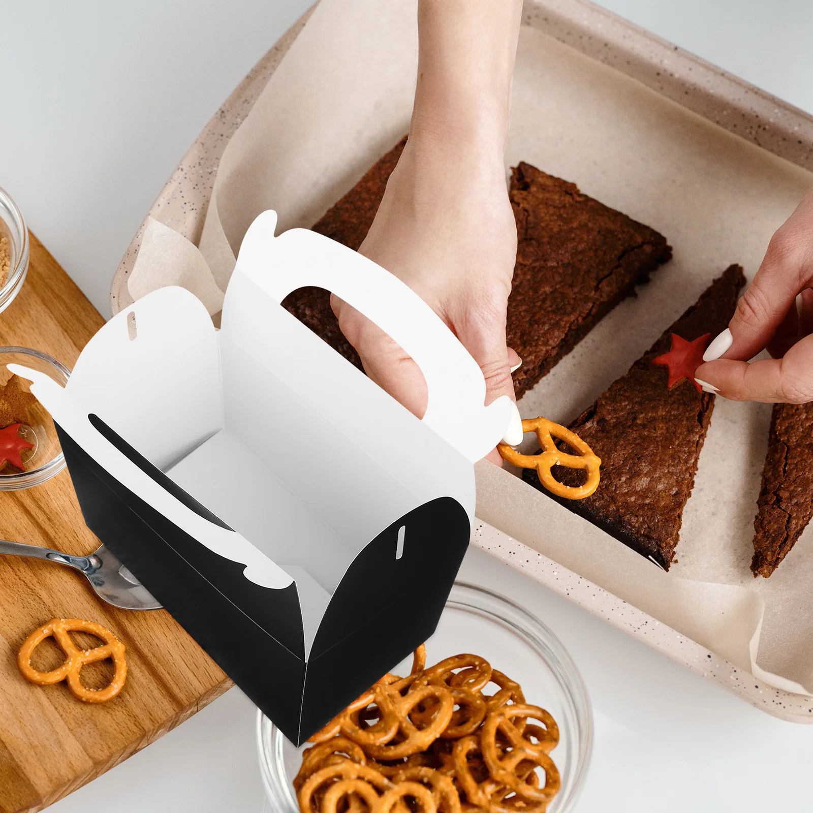 Scatola di carta per imballaggio di torte da 10 pezzi Scatola di biscotti con manico Contenitore portatile per caramelle nuziali Scatole per bomboniere Supporti per dolcetti