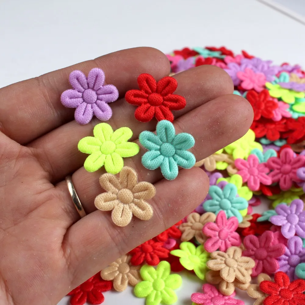 100 sztuk 2cm pięciopłatkowy kwiat akcesoria do włosów dla dzieci DIY rzemiosło krawieckie biżuteria naklejki na tkaniny tłoczenie kwiaty ślubne