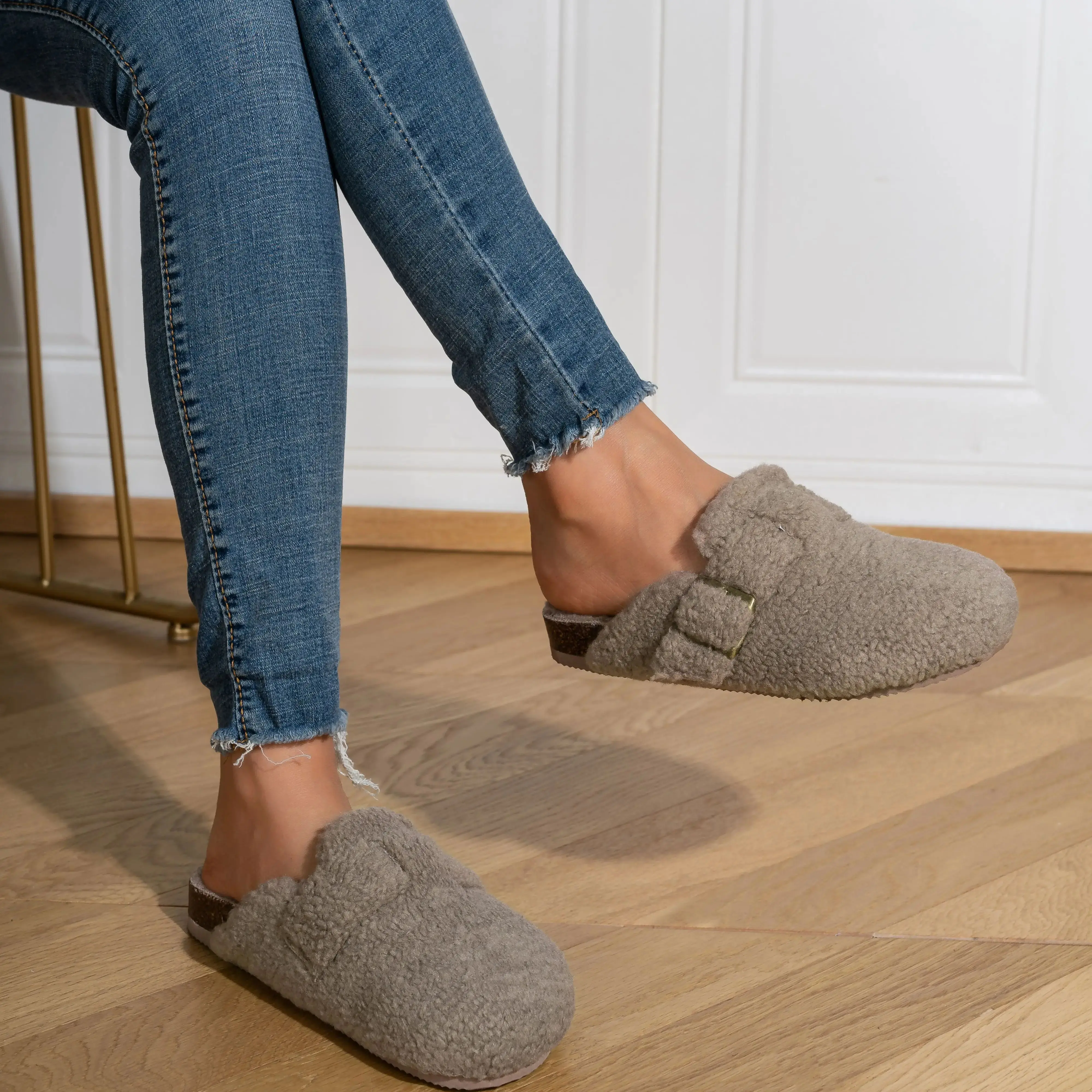 Nuevos zapatos de felpa para mujer para otoño e invierno, zapatillas de mujer, zapatos individuales para uso al aire libre y en el hogar, Baotou que aumenta la altura