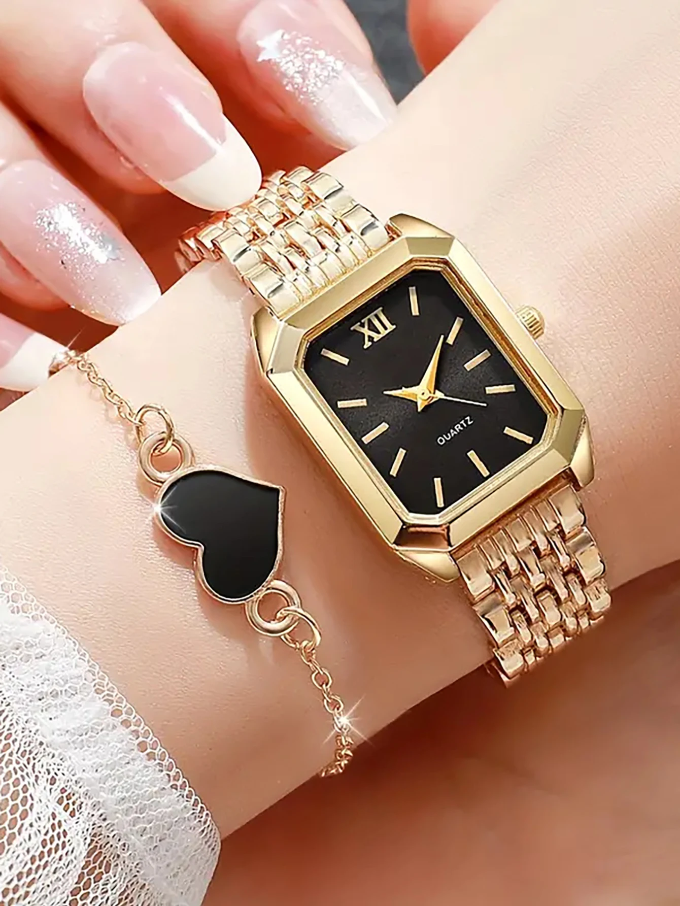 A set of ladies' small quartz watch and heart-shaped bracelet, suitable as a holiday gift, without the box.