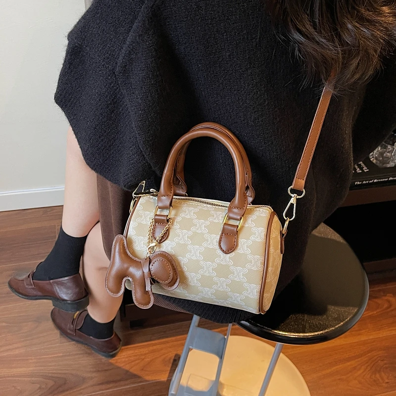 

Luxury Timeless Vintage Crossbody Bag Sophisticated Niche Design Adjustable Shoulder Strap for Commute Travel Outdoor Outings