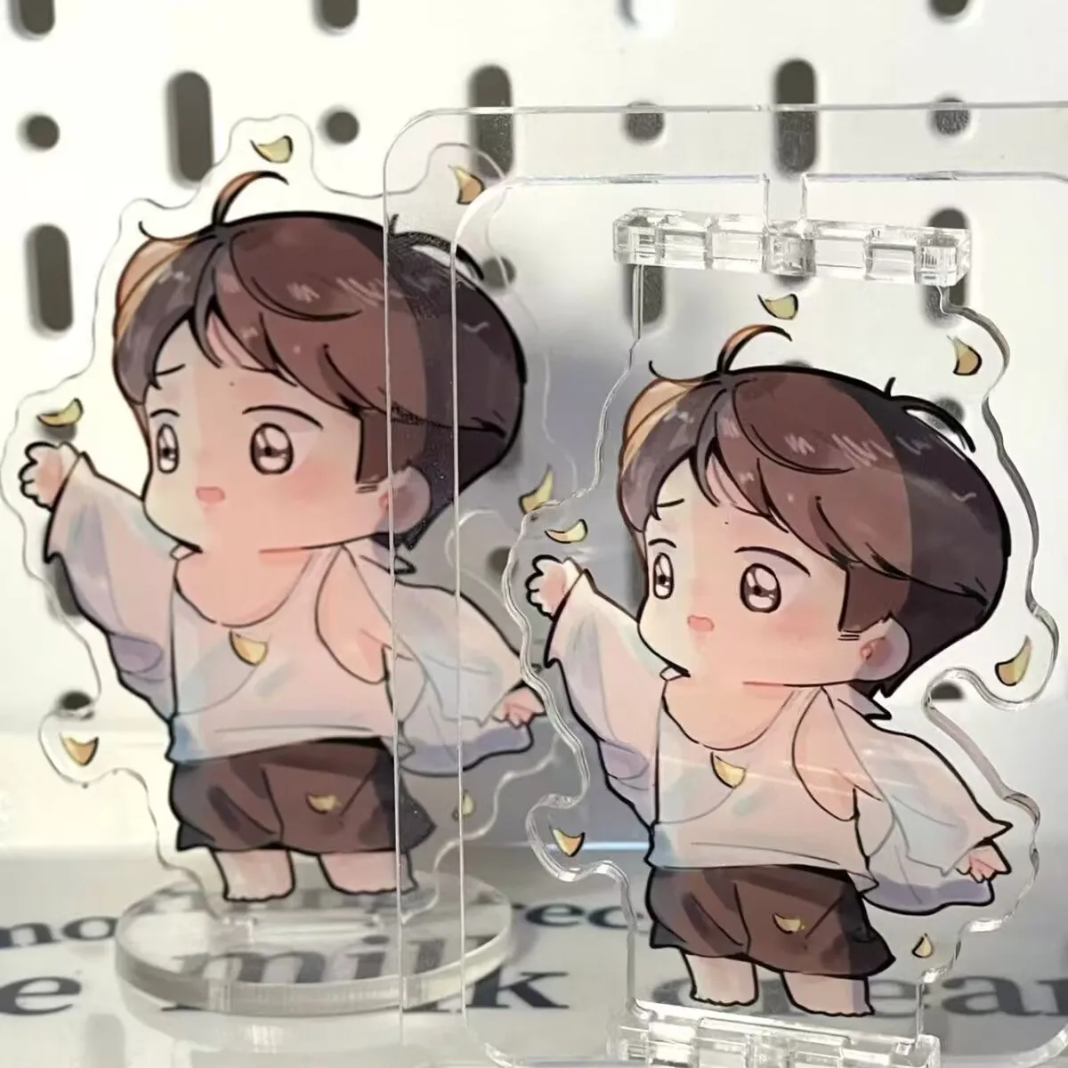 リーフポポ回転スタンド、周囲の回転スタンドを支える王一博回転スタンディングサイン