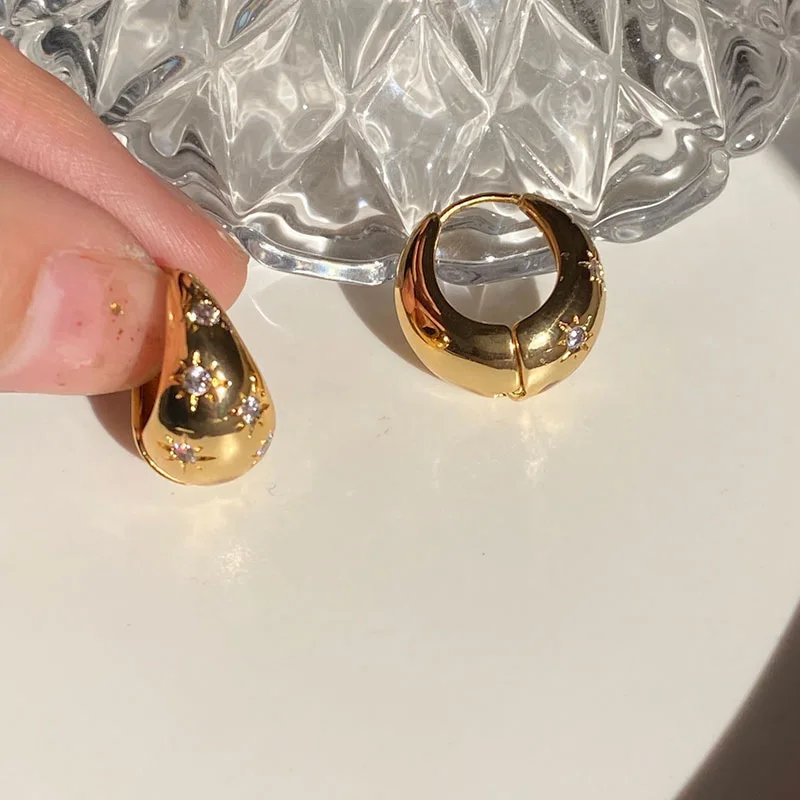 Brincos de argola de zircão para mulheres, cor dourada, estrela lisa, grossas metálicas, strass solar, fivela de orelha, joias punk, presentes para
