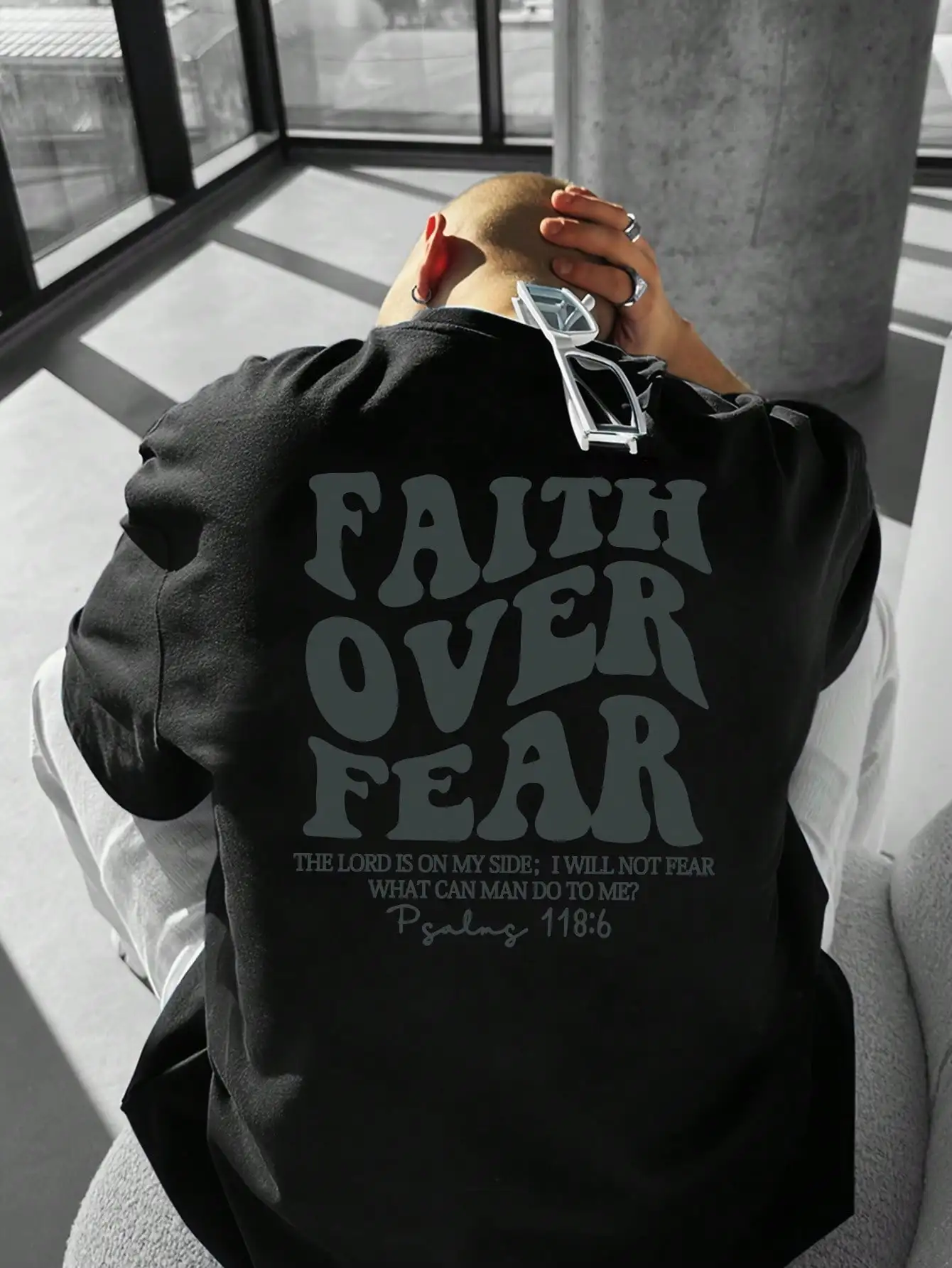 

Мужская черная футболка с длинным рукавом и графическим принтом "Faith Over Fear"