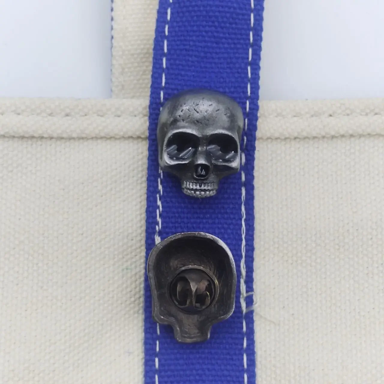 Punk style skull brooch enamel Gothic badge metal gray backpack ghost head clothing lapel pin fashionable men\'s Halloween gift