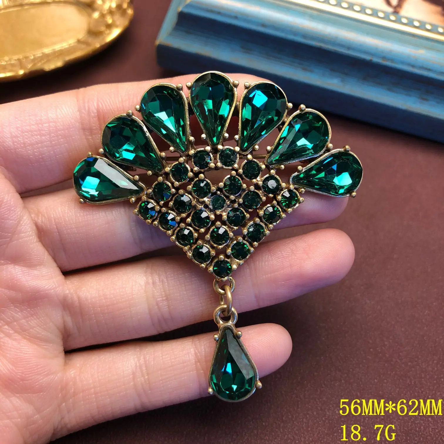 Retro style exquisite fan-shaped brooch inlaid green rhinestone droplets fashionable brooch