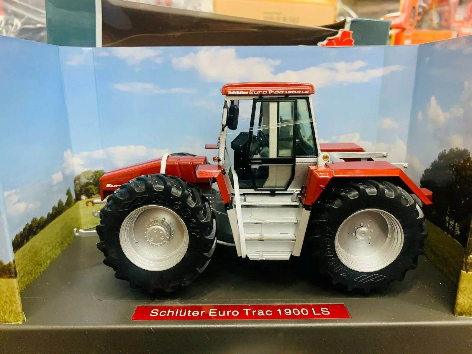 

Отлитый под давлением трактор Weise-toys 1036 Schluter Euro Trac 1900 LS weinrotmetal 1/32