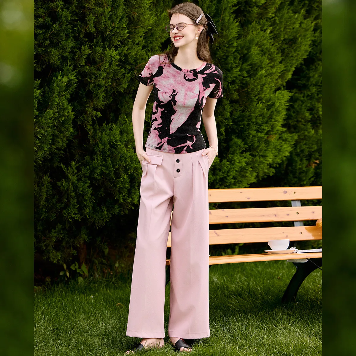 LOUISYAO imprimé femmes T-shirt 2025 été femme hauts col rond Micro élastique épaule Positive manches courtes t-shirts