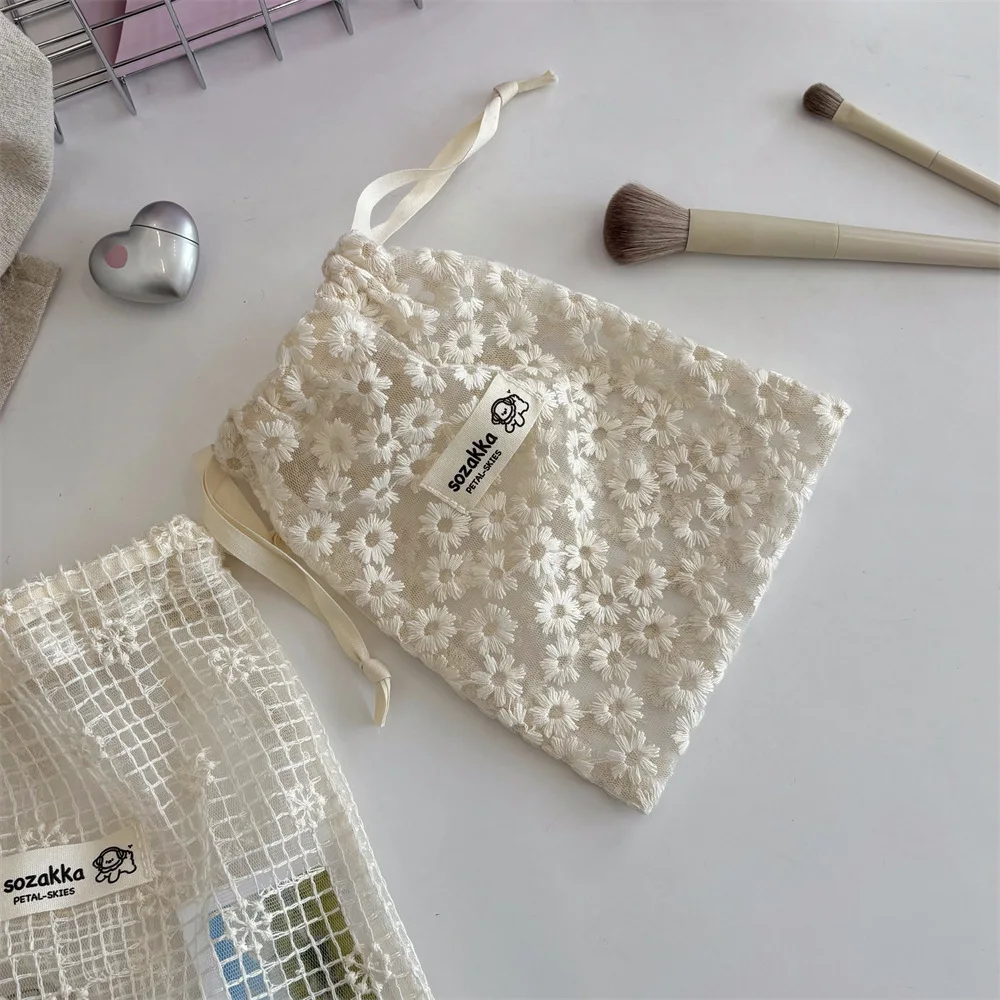 Make-up-Tasche mit Spitze, besticktem Gänseblümchen-Mesh-Kordelzug, niedlicher Sommer-Reise-Kosmetik-Kulturbeutel, Organizer, Aufbewahrungstasche für Zubehör – Detail 11