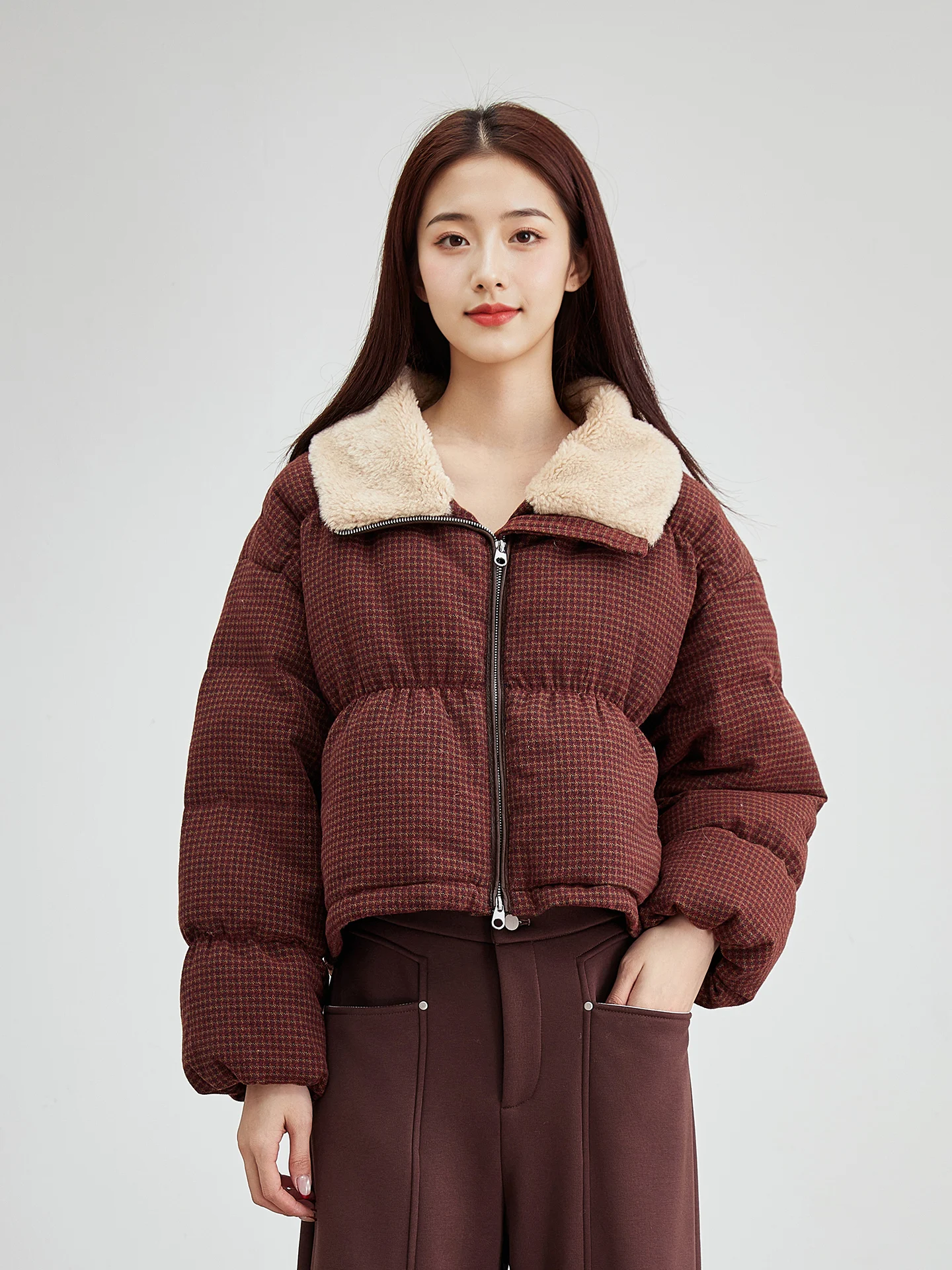 

Модная короткая женская куртка-пуховик свободного кроя в корейском стиле, зимнее пальто с теплым пушистым дизайном рукавов, с высокой талией, объемный крой