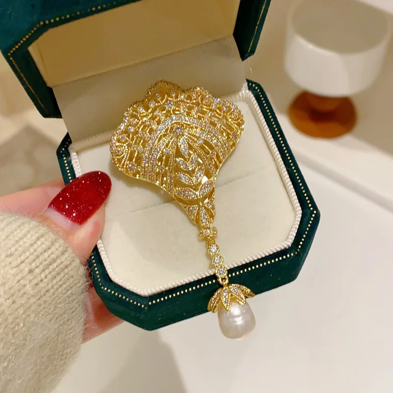 

French Retro Palace Style Hollow Lace Cubic Zircon Brooches Luxury Pearl Pin and Brooch Woman Elegant Temperament Pins Accessori