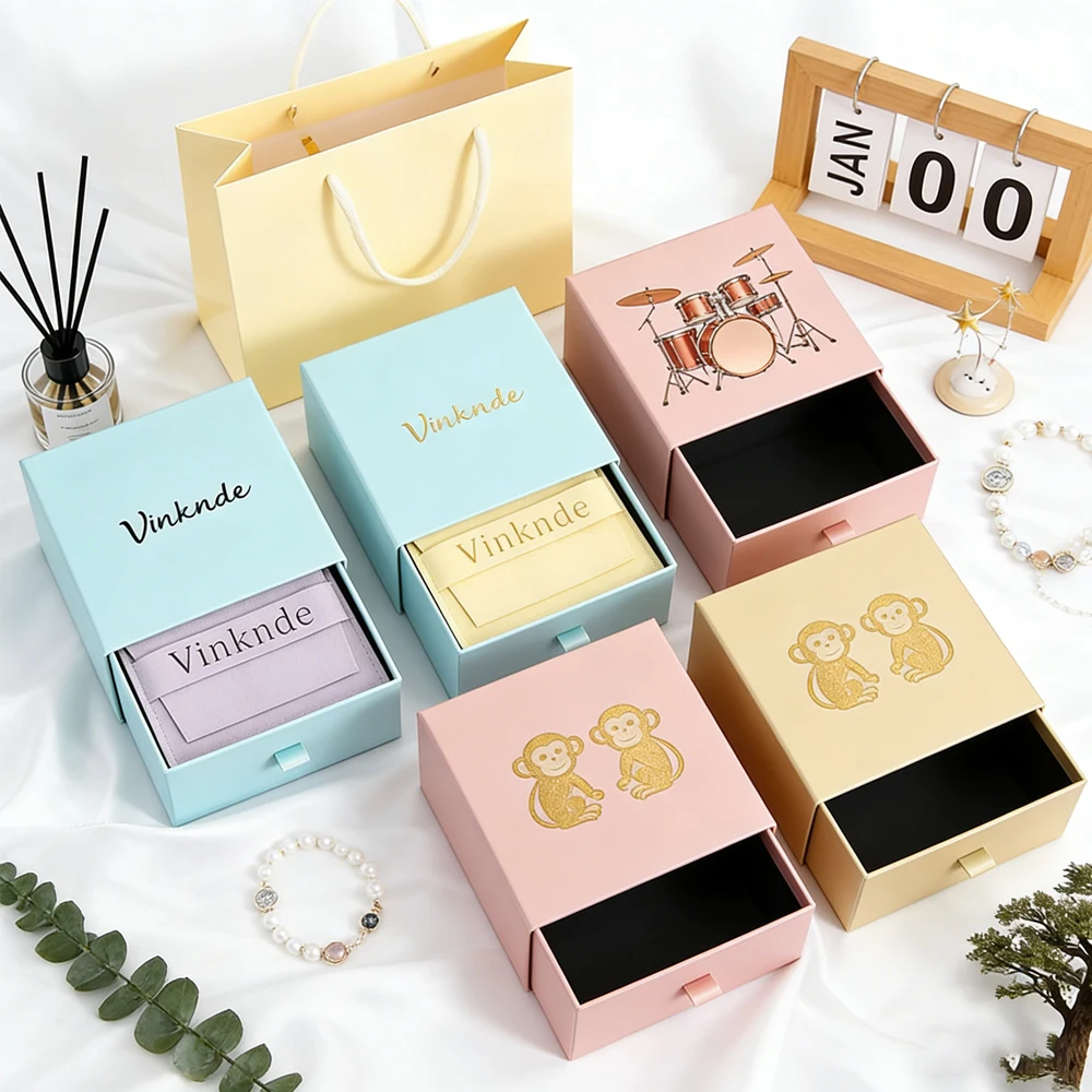 

Подарочные коробки для ювелирных изделий с индивидуальным логотипом, 9x9x2.5см, бумажные, для свадеб, Рождества, для ожерелий, серег, браслетов, колец