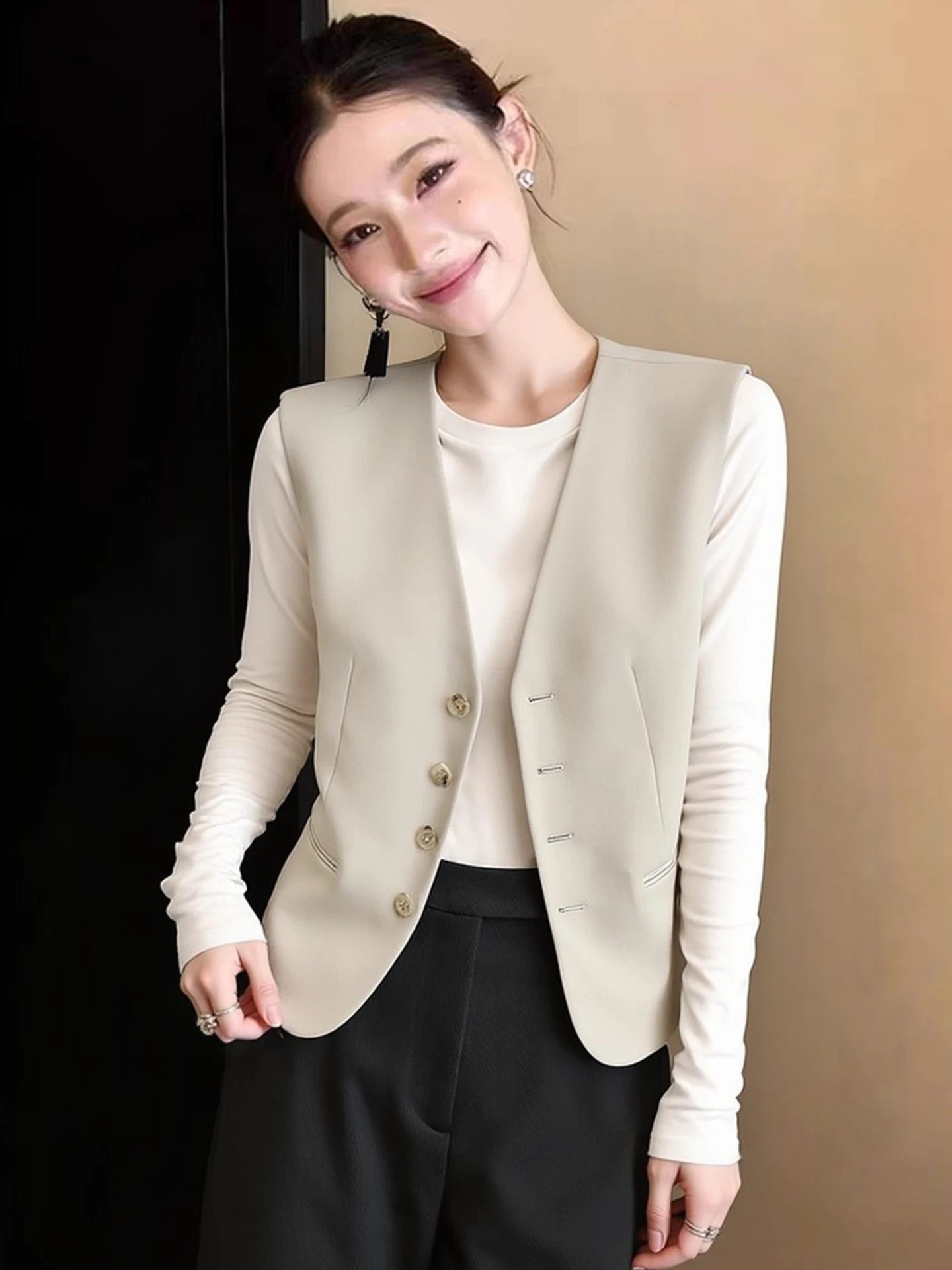 

Commuting Versatile Single Button Sleeveless Vest Spring Unique Exquisite Fashion Temperament V-neck Vest Design Sense