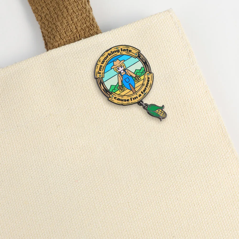 Lustig, ich arbeite bis spät in die Nacht, weil ich Landwirt bin. Emaille-Pin, Vogelscheuche, Mais, Anhänger-Brosche, Cartoon-Abzeichen, Revers-Schmuck, Geschenk für Freunde. – Detail 5