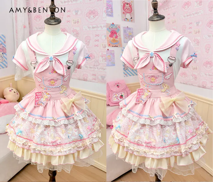 

Комплект: юбка-пачка с розовыми бретелями и вышивкой в стиле 2D-мультфильмов, кружевными вставками и кукольным воротником, а также топ с короткими рукавами.