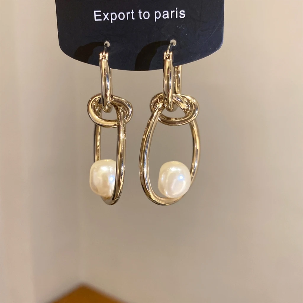 Interlocked Oval Metal Loop Faux Pearl Drop Earring Inlay Minimalist Stylish Earring for Women Dating Outfit Jewelry