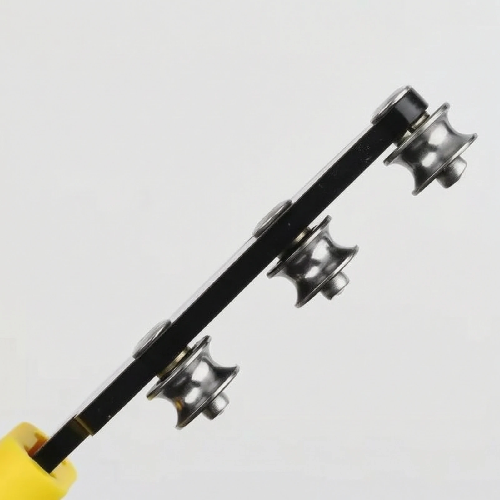 Manual Wire Straightening Tool Easy to Use Handheld Wire Straightener with Metal Rollers Long-Lasting Versatile for Electricians