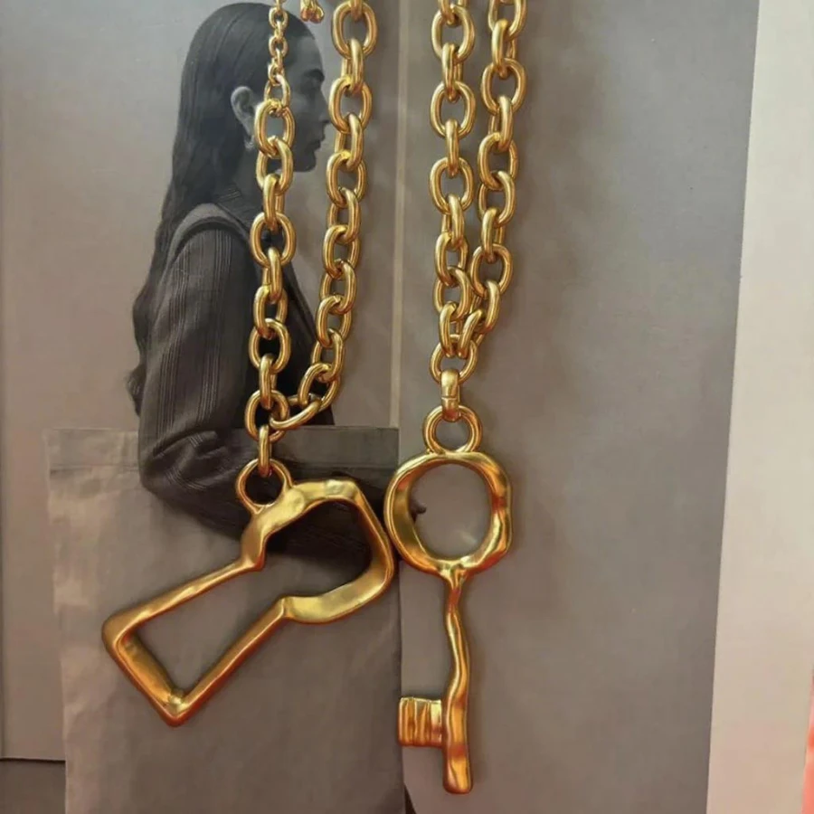 

European and American Fashion Trend Retro Literary Heavy Industry Niche Design Keyhole Pendant Abstract Long Necklace 2025 New