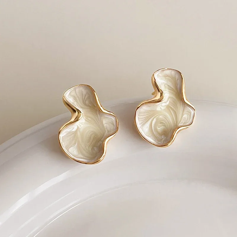 Artistic Abstract White Black Pink Color Cloud Irregular Stud Earring for Women Temperament Ear Jewelry Simple Party Gift