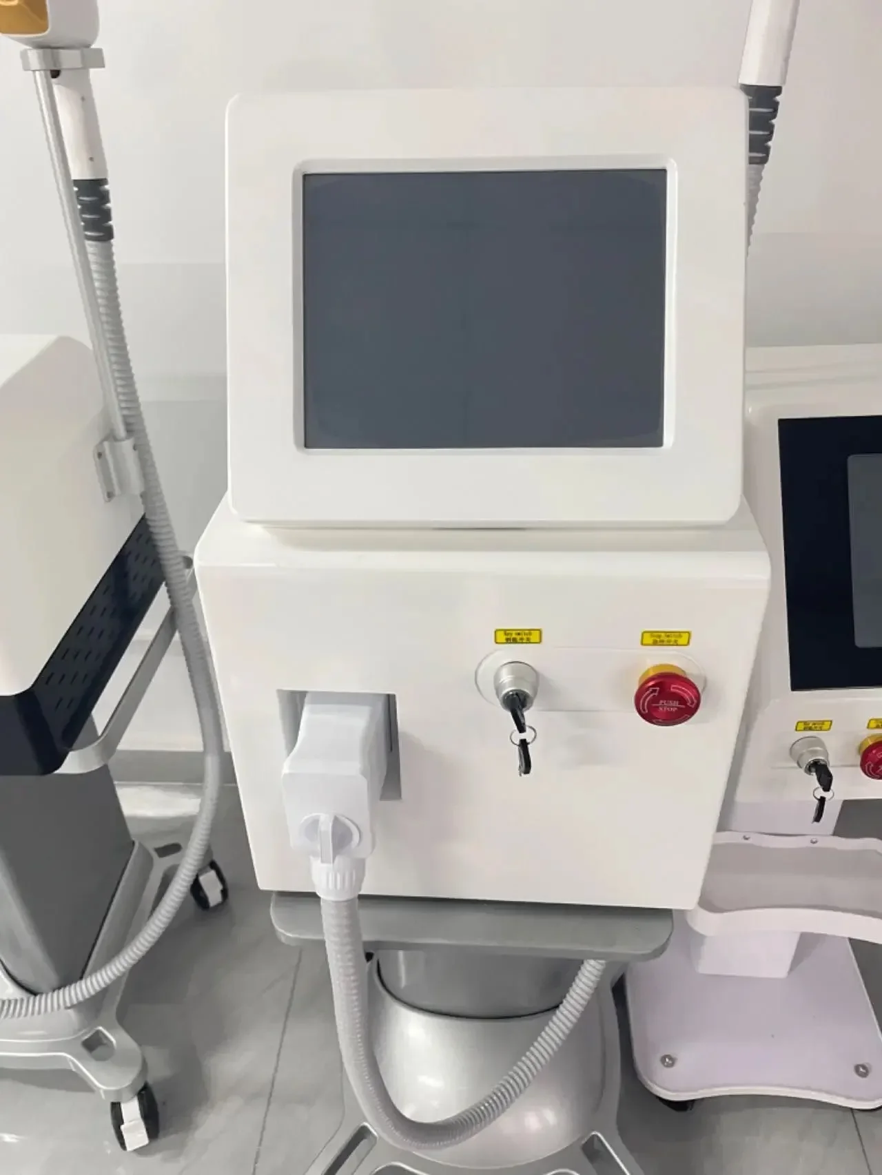 

NEW 808nm diode laser hair removal machine 3 wavelength skin regeneration freezing point painless permanent hair removal 2026