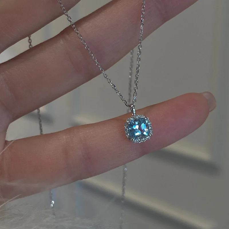 Collier de bonbons carré bleu mer pour femmes, petit Niche de luxe, pendentif en Zircon scintillant de haute qualité, tempérament doux, à la mode, 2025