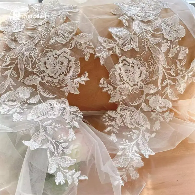 2 Stück = 1 Paar. Weiße Perlen-Spitzenblumen mit Spiegelblüten. Blumenblätter-Stickerei für Hochzeitskleider und Kopfschmuck. DIY-Nähzubehör-Patch. – Detail 2