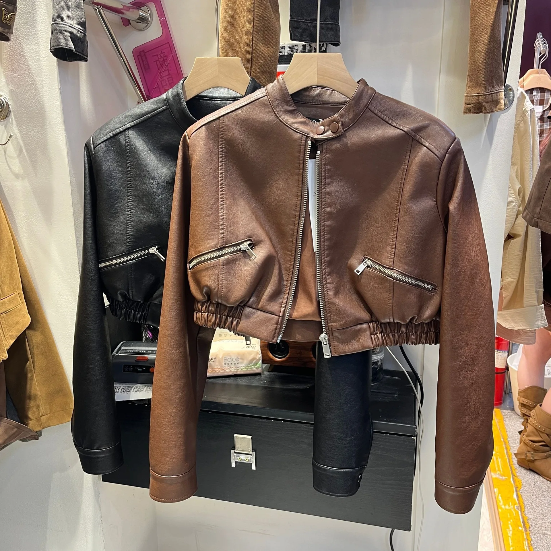 

Байкерская кожаная куртка в американском стиле ретро, короткая черная мотоциклетная куртка, пальто на молнии в винтажном стиле, облегающее весенне-осеннее пальто