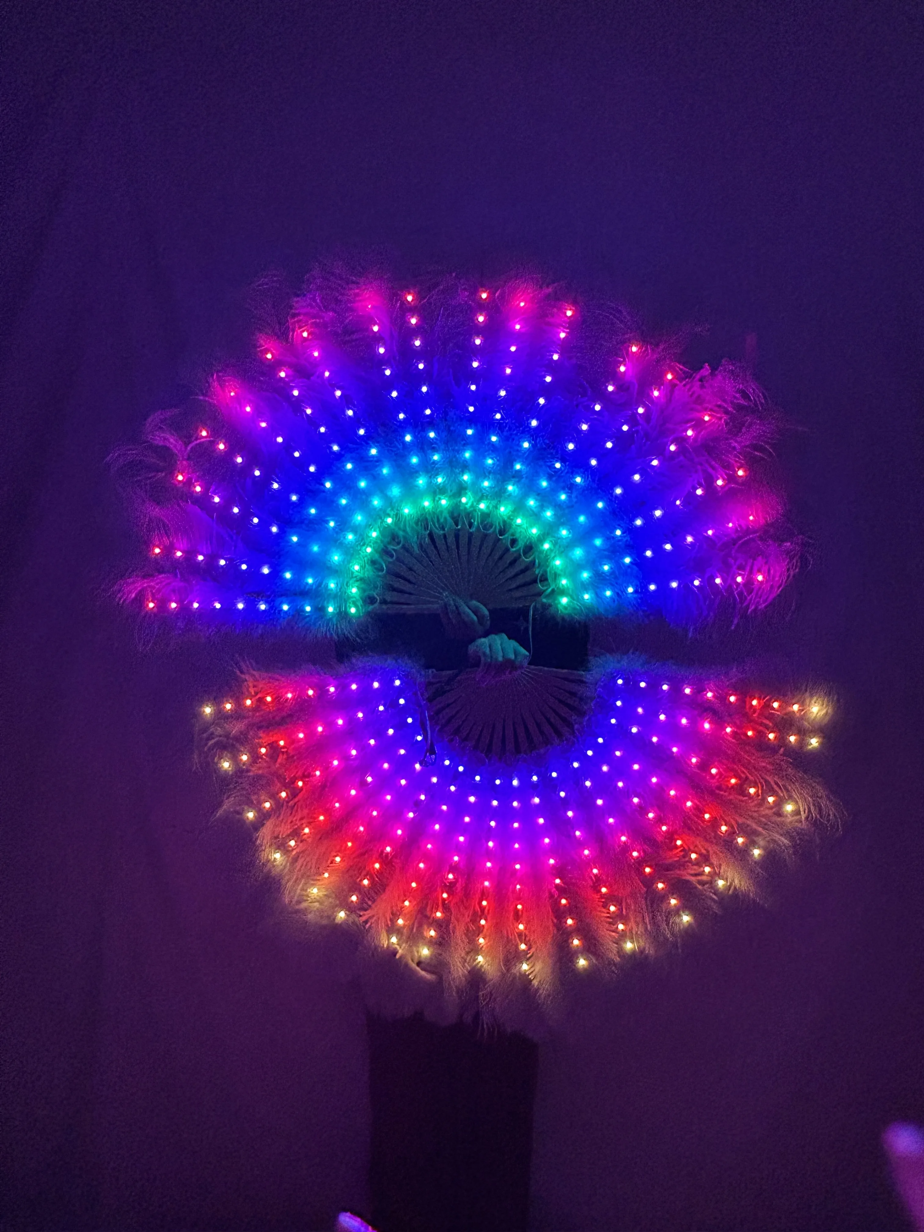 

Женское вечернее платье со светодиодной подсветкой и разноцветными перьями, расшитое блестками, с воротником-халтер длиной до колена, облегающее, темпераментное, клубное платье