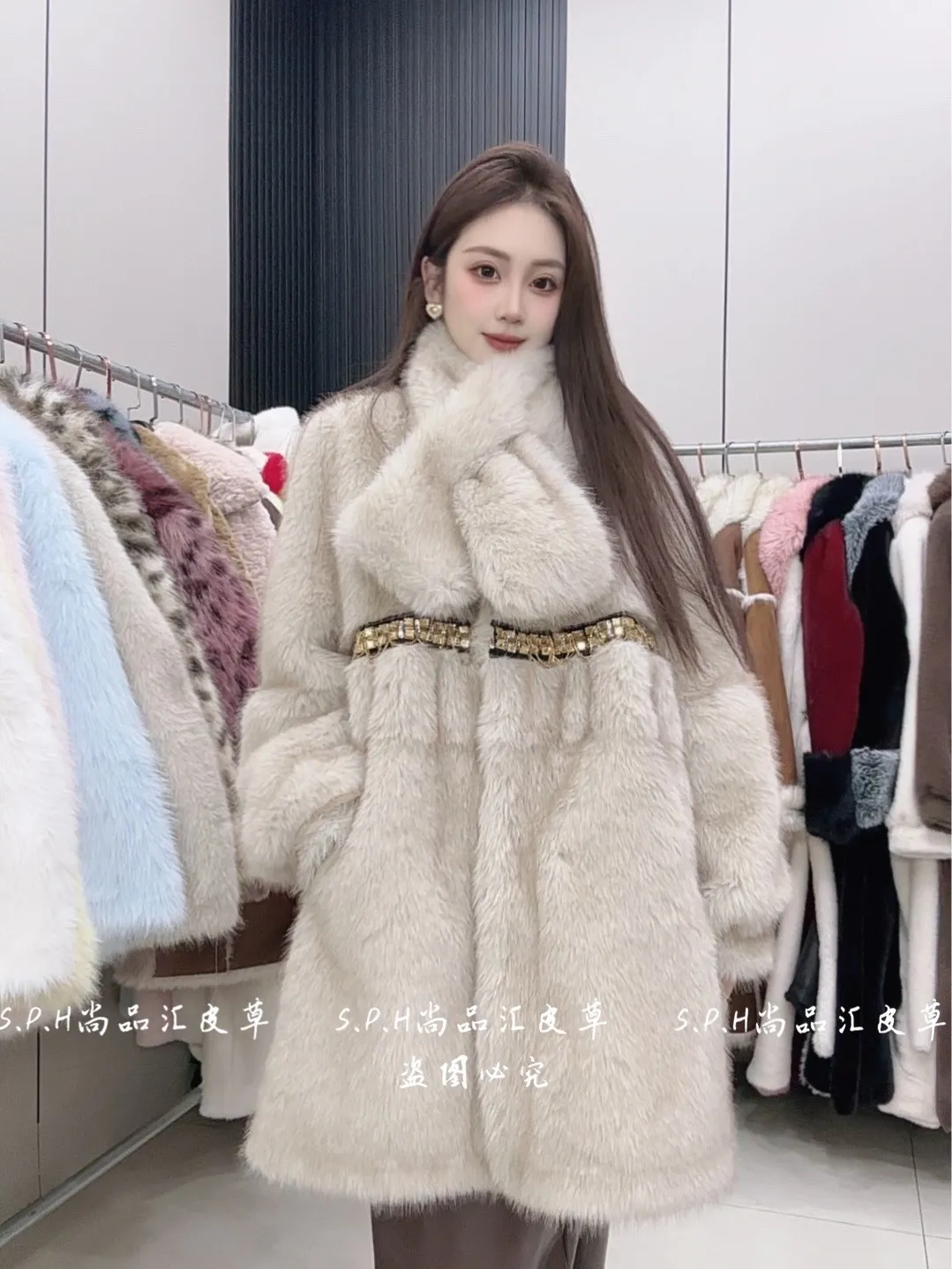 2025 جديد المرأة جولة الرقبة منتصف طول حجر الراين وشاح أنيق نمط دافئ فروي معطف لينة مريحة طويلة الأكمام فو الفراء الأعلى