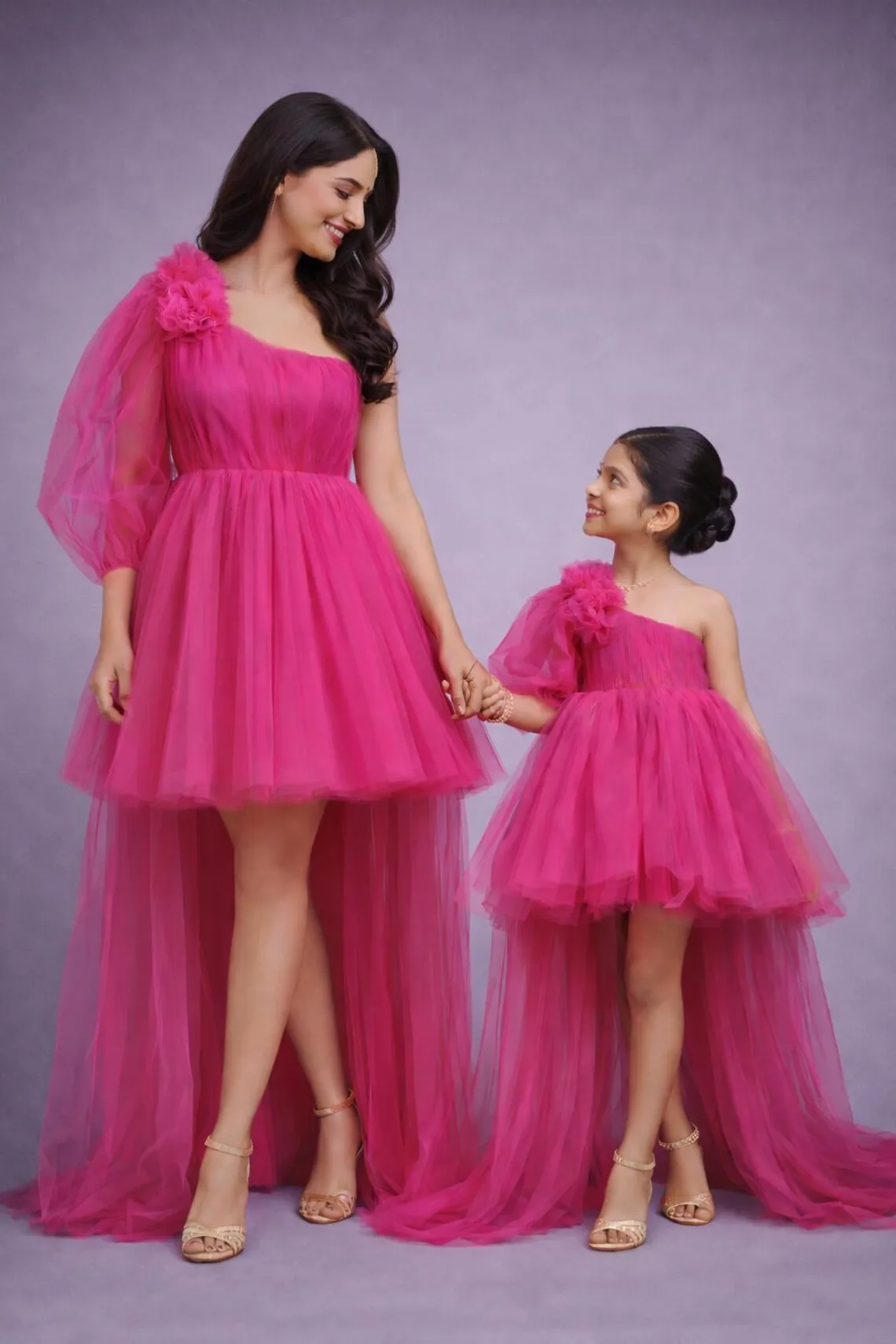 

Изысканные платья для мамы и дочки в едином стиле: комплект из фатинового платья цвета фуксии с шлейфом и на одно плечо, праздничный наряд на день рождения