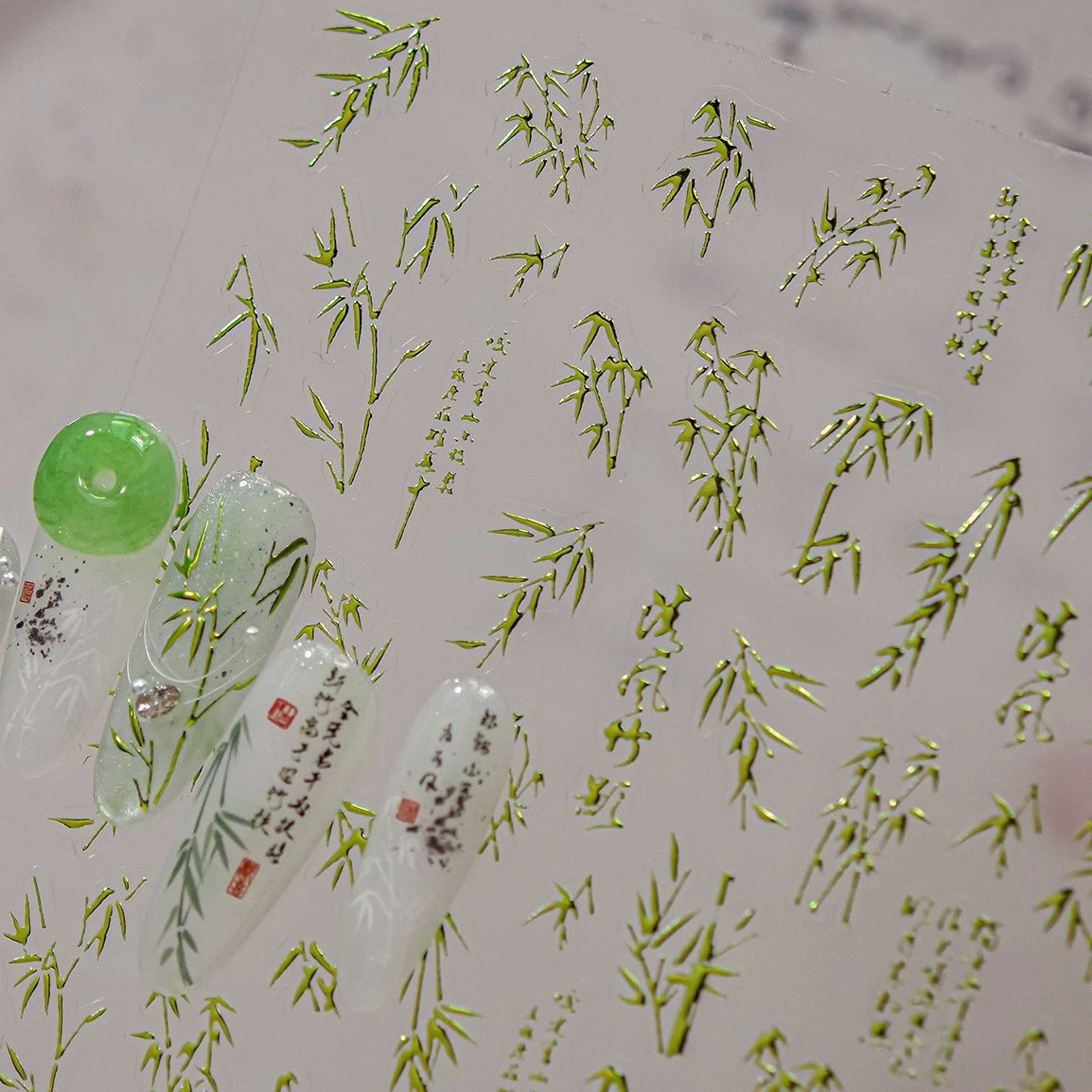 สติกเกอร์ติดเล็บลายใบไผ่สีเขียวทองโบราณขาวดำลายตัวอักษรจีนธรรมชาติสำหรับตกแต่งเล็บ