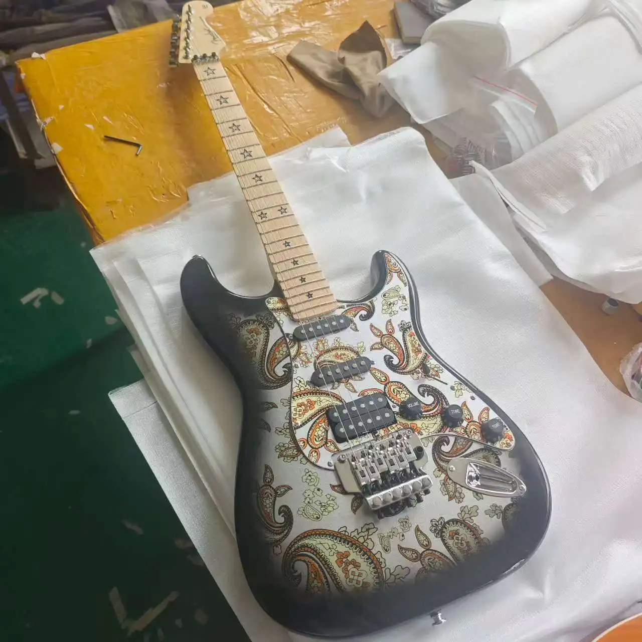 

Black Paisley patterned ST electric guitar, double wishbone, five-pointed star mark, basswood body and maple neck