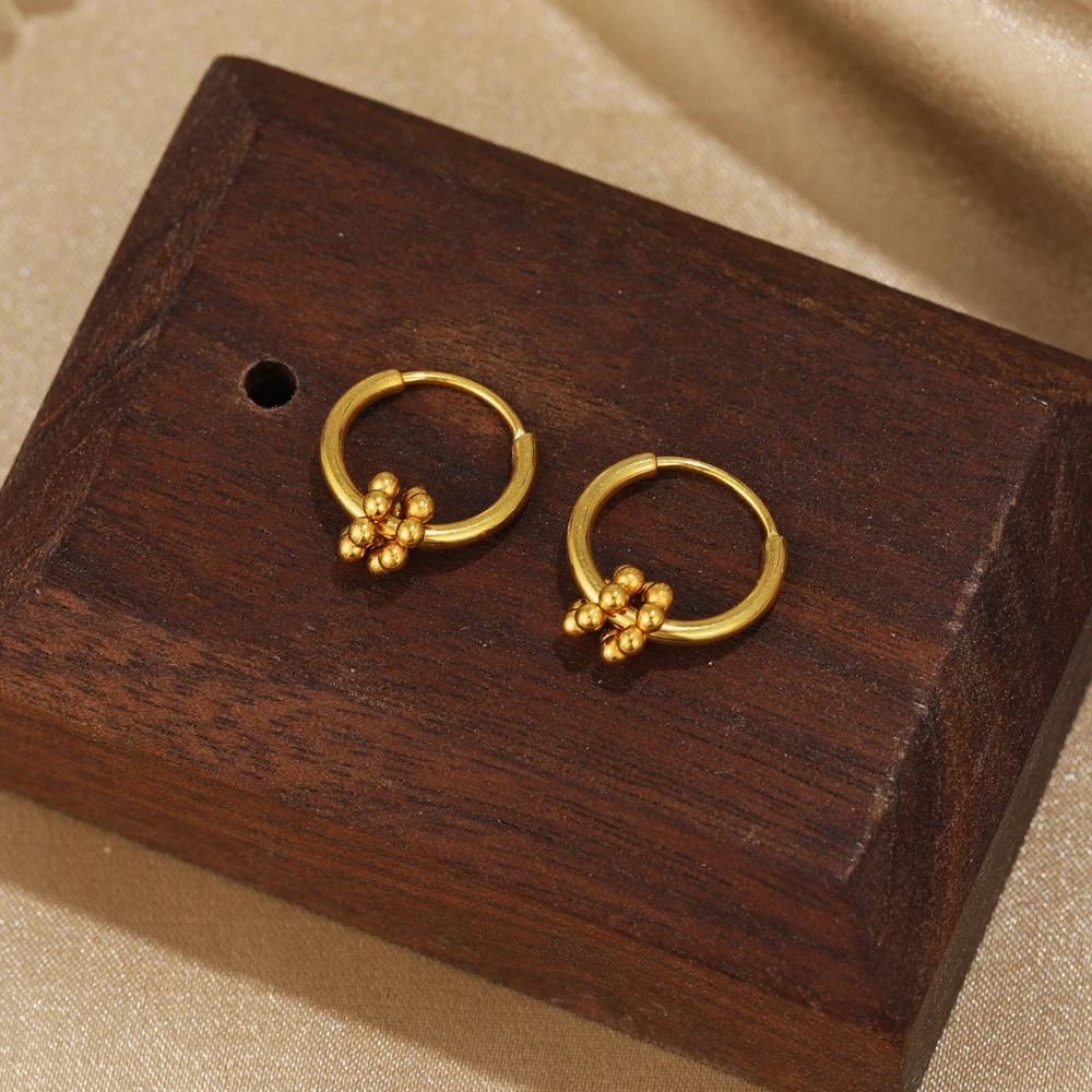Trendige kleine runde goldfarbene Huggies-Creolen aus Edelstahl für Frauen, kleine Metall-Getriebe-Rundity-Charm-Ohrringe, Schmuck