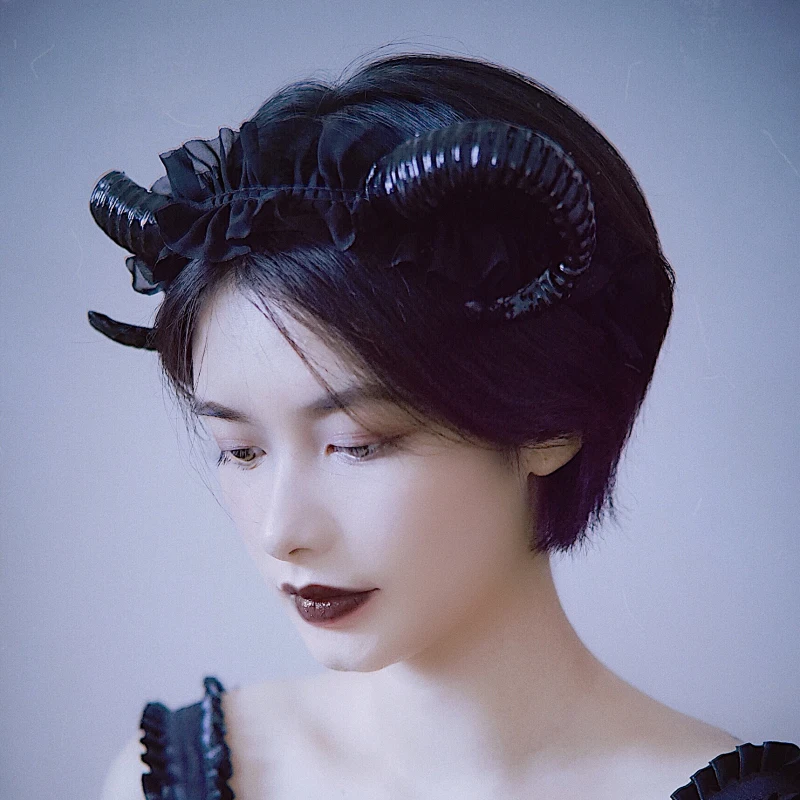Accessori gotici Corna da diavolo Fascia per cosplay Accessorio per indossare la testa del cerchio per capelli in pizzo nero gotico fatto a mano di Halloween