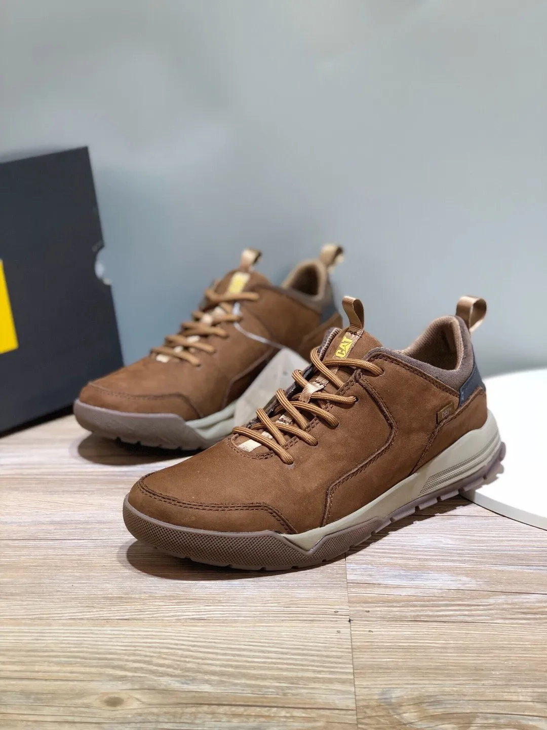 أحذية رجالية للعمل رياضية خفيفة للغاية من الجلد الطبيعي ذات قطع منخفضة أحذية جلدية غير رسمية للمشي لمسافات طويلة في الهواء الطلق أحذية عمل للرجال