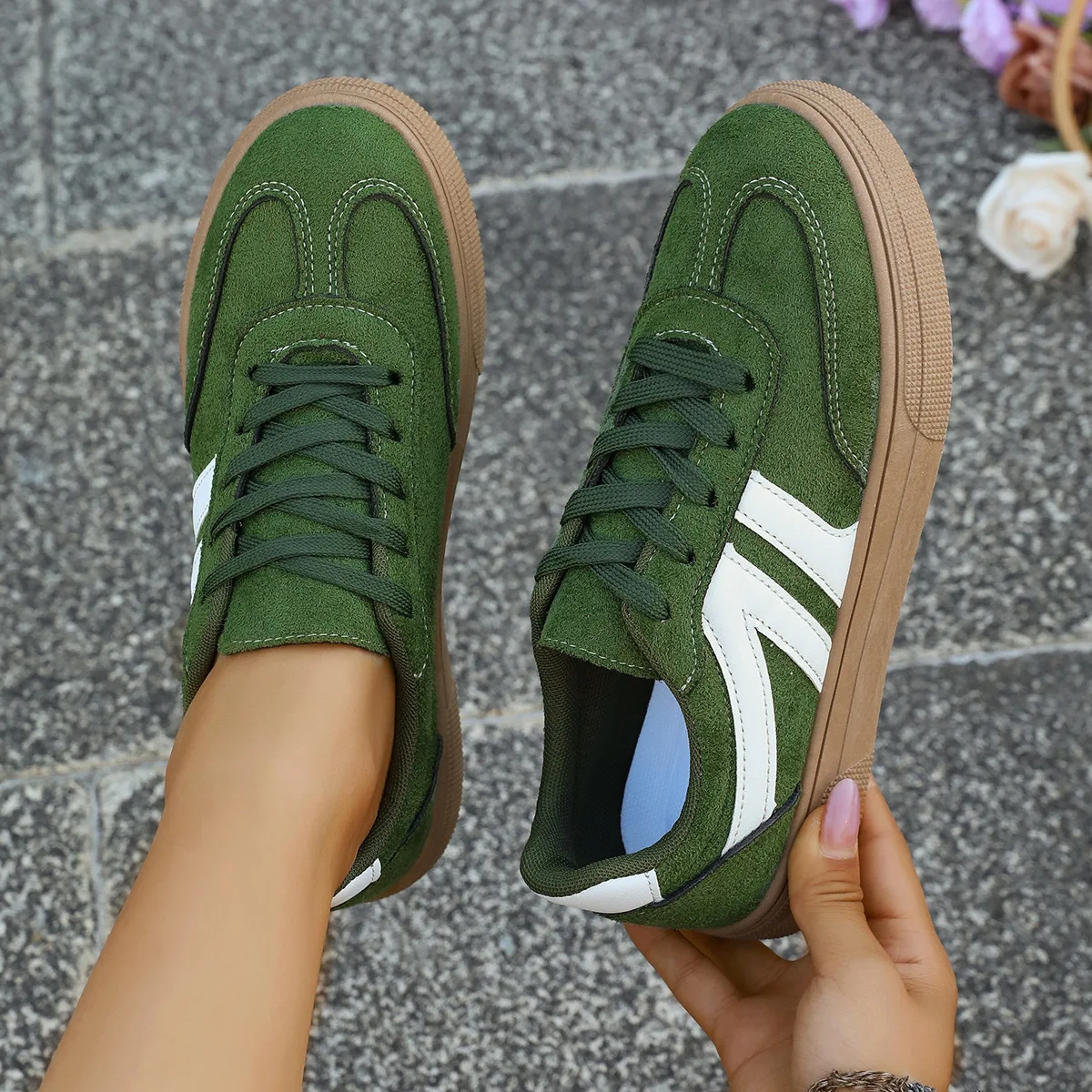 أحذية رياضية نسائية مقاس كبير أحذية رياضية مسطحة القاع للخروج أحذية جري كاجوال عصرية للنساء أحذية مصممة فاخرة