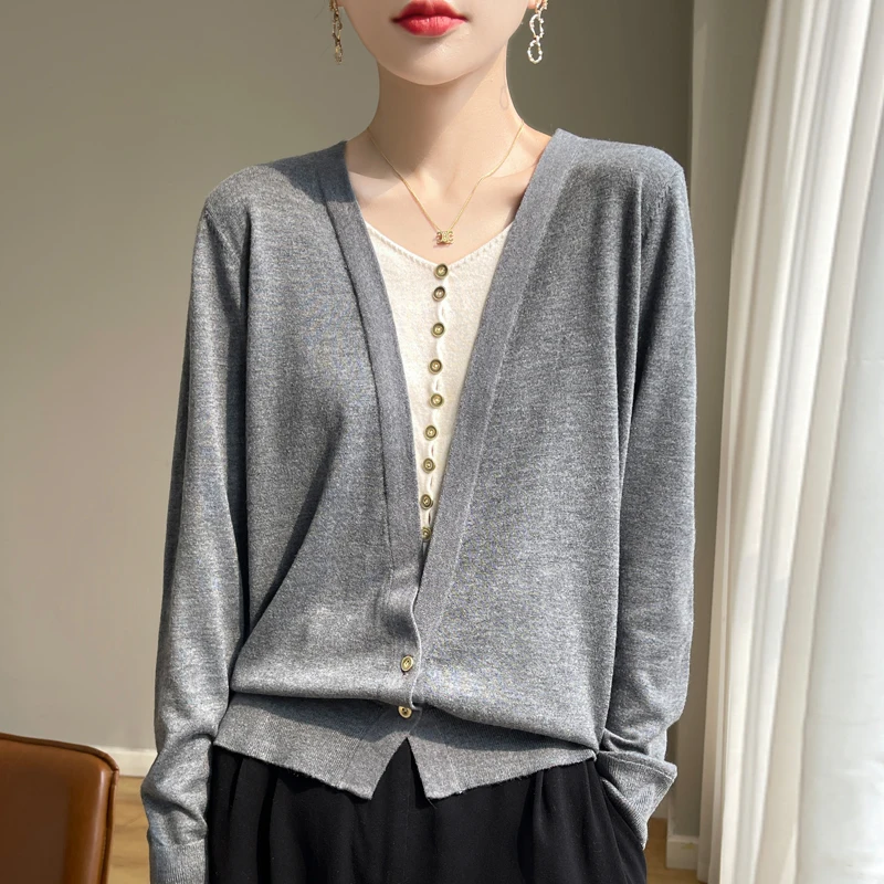 Fall/Winter 2024 New 100% Merino Wool Fashion Knitted Cardigan Women\'s V-neck Colour-matching Shirt Wearing a Knitwear