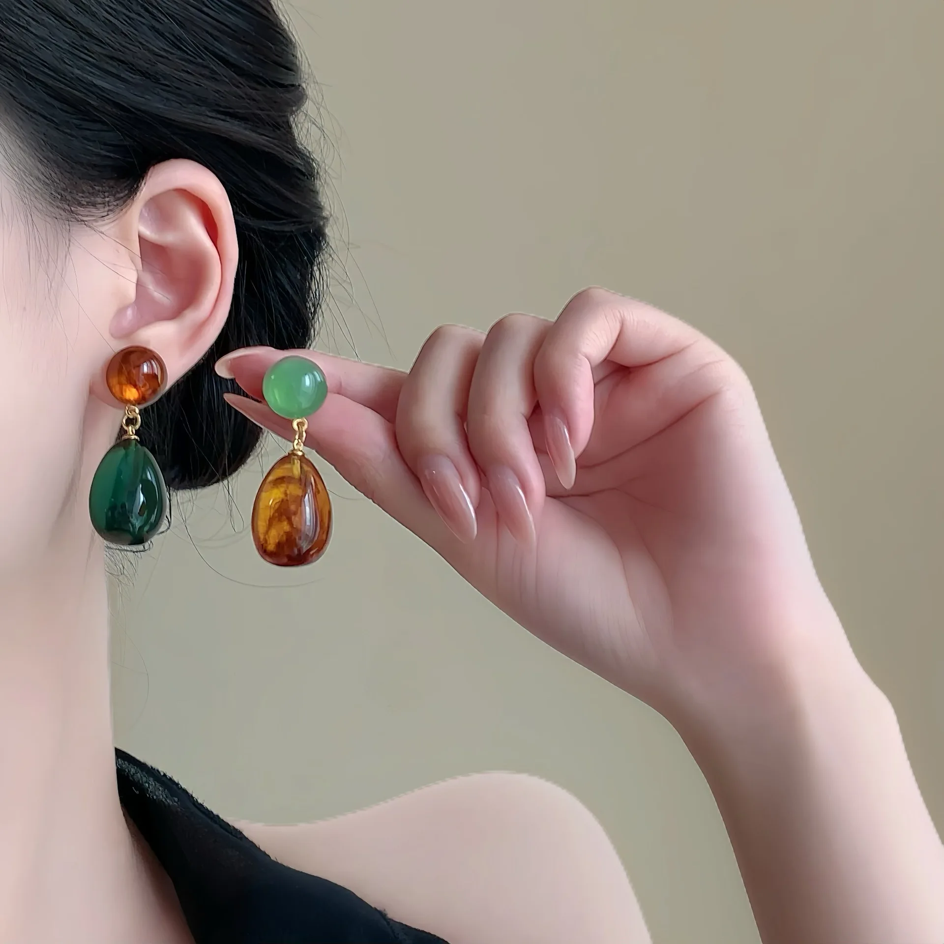 Neue Vintage Wasser Tropfen Ohrringe frauen Französisch Elegante Stil Harz Bernstein Ohr Stud Weibliche Täglichen Party Schmuck Zubehör Geschenke