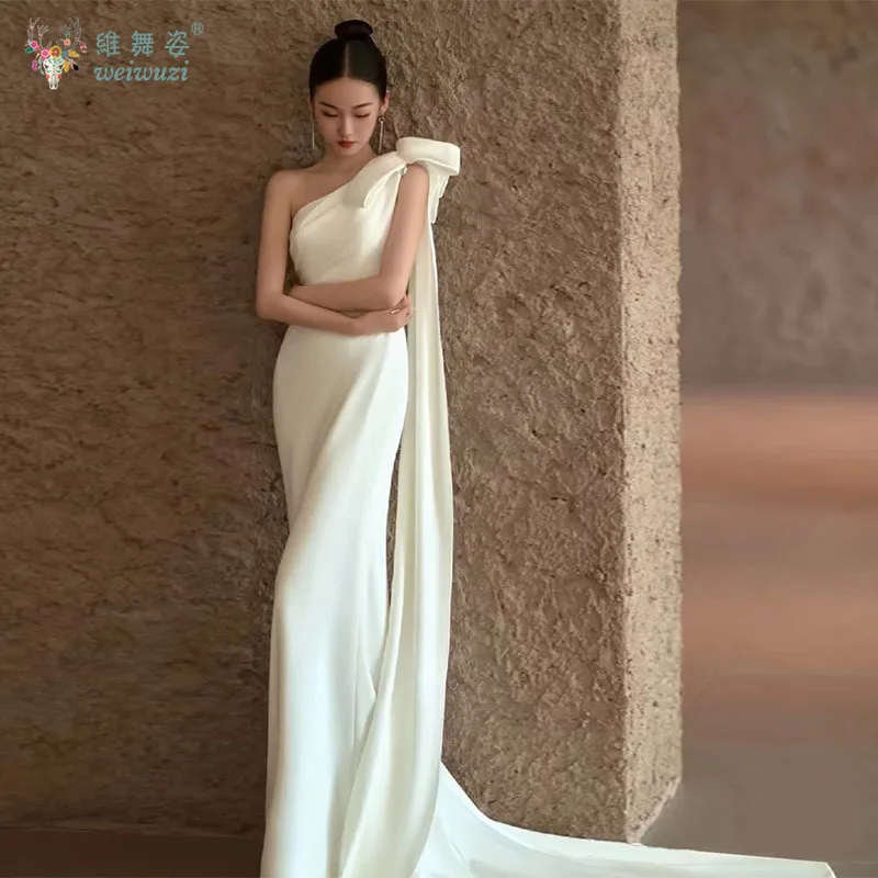 프랑스 스타일 싱글 숄더 사선 네크라인 피쉬테일 라이트 웨딩드레스 2025 신상 화이트 새틴 트레일링 브라이덜 웨딩드레스