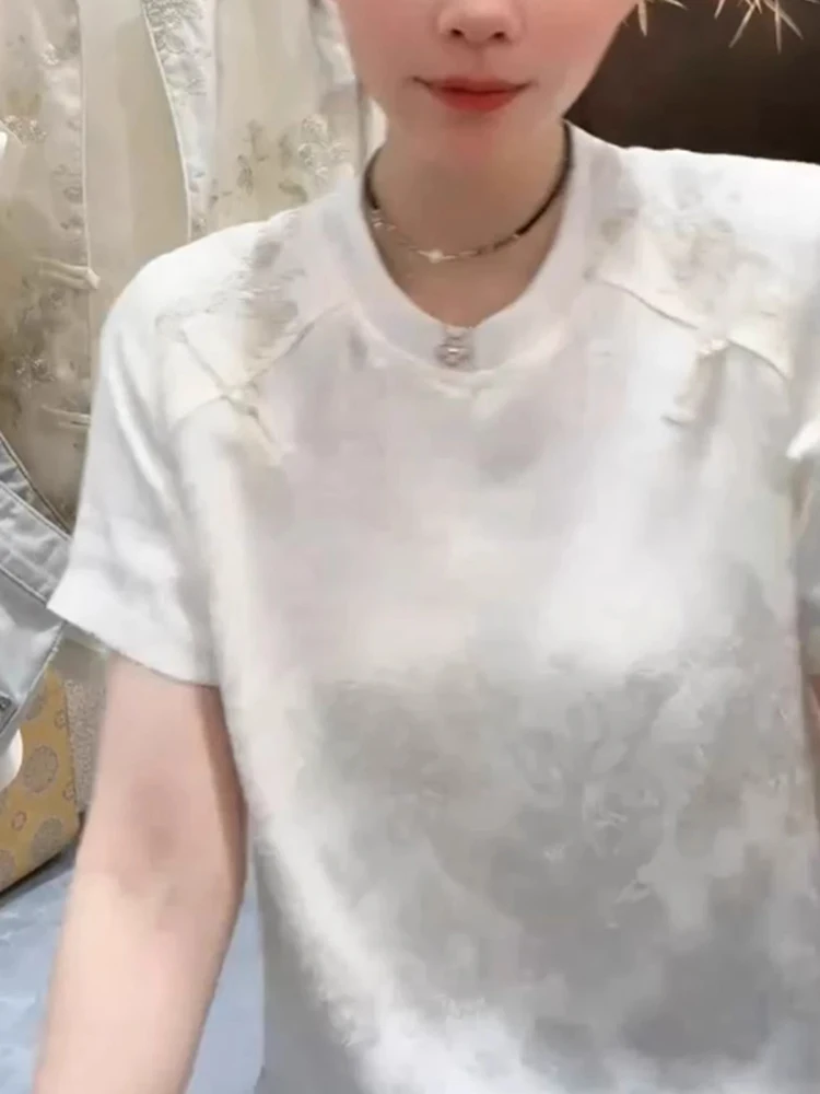 เสื้อยืดสไตล์จีนย้อนยุคทรงหลวมสบายๆ พร้อมดีไซน์ปักลายกระดุม แฟชั่นฤดูร้อนใหม่สำหรับผู้หญิง