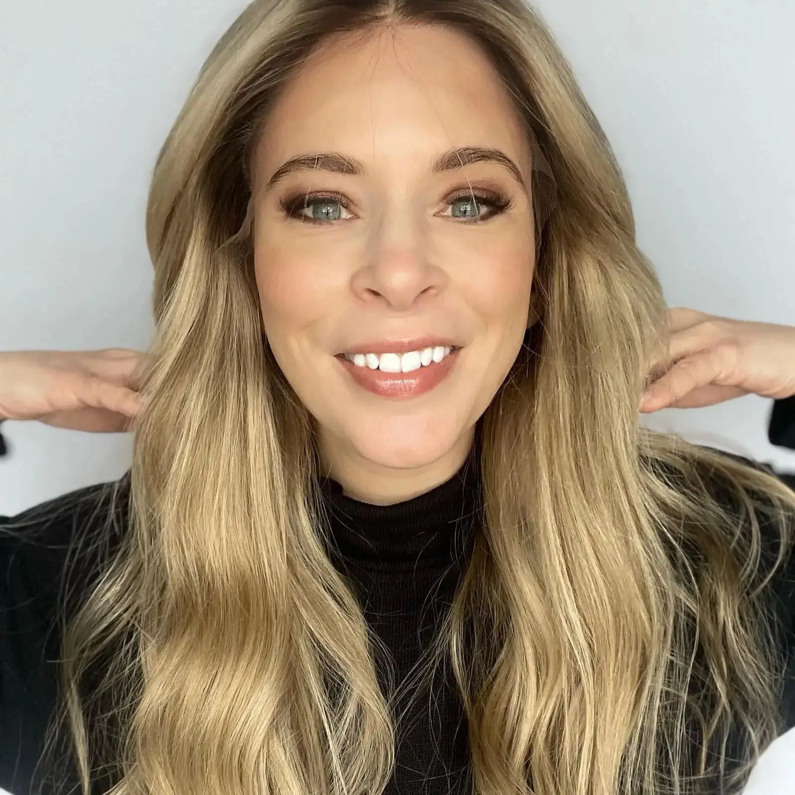 

Soft Long Length Light Blonde Synthetic Lace Frontal Wigs With Dark Roots Body Wave Heat Resistant Fiber Wigs Daily Cosplay Use