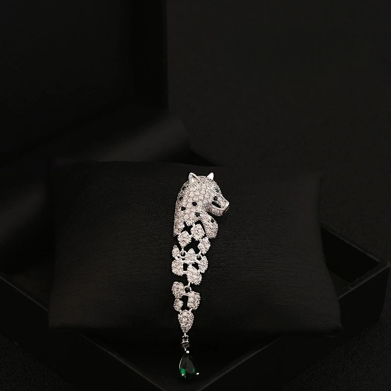 

High-end Leopard Brooch for Women Men Suit Exquisite Shiny Cardigan Coat Neckline Collar Pin Fixed Anti-exposure Button Jewelry