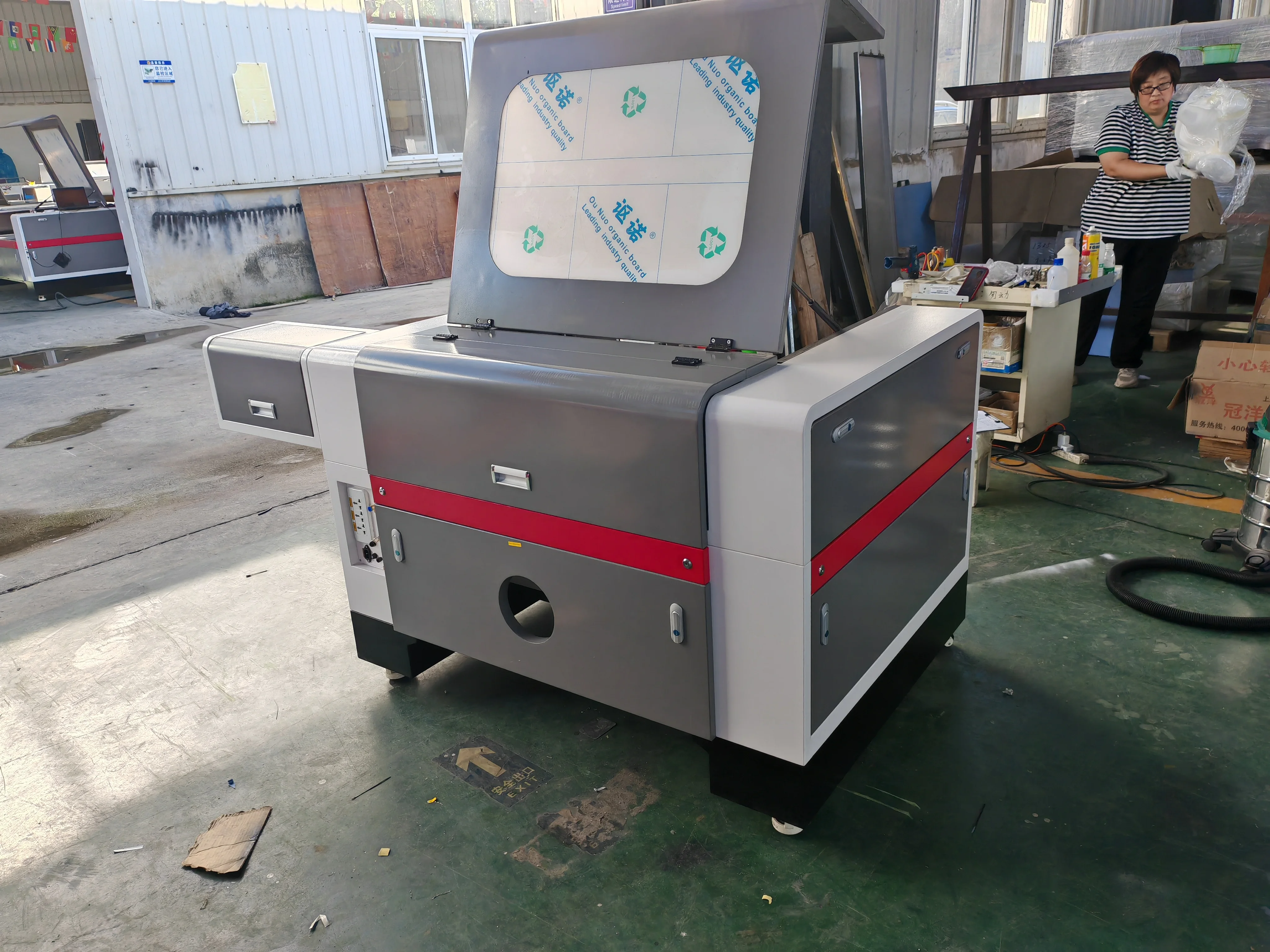CO2 Lasergraveermachine Automatisch scherpstellen CNC CO2 Lasersnijmachine
