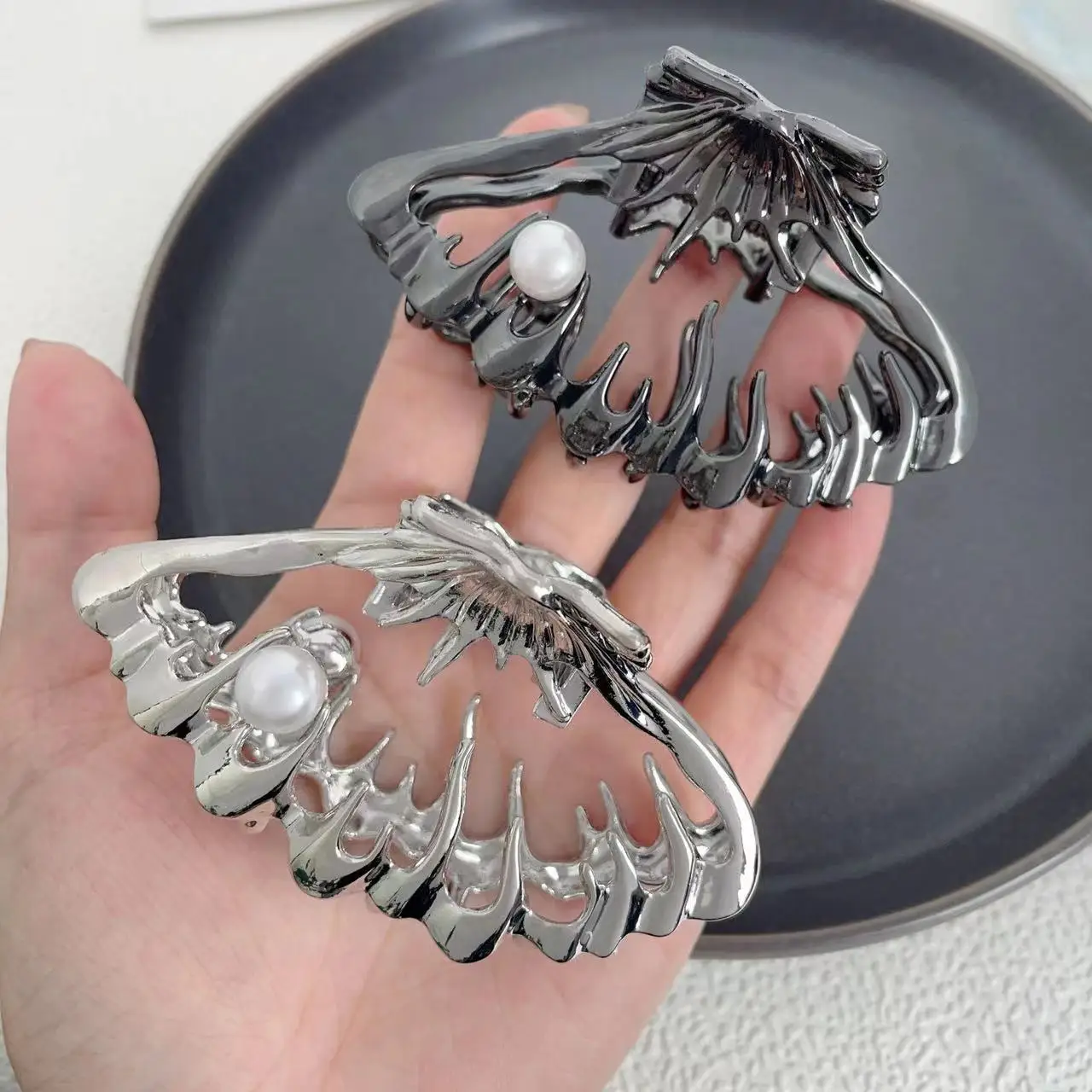 

DuoShang NEW 9CM Liquid Alloy Pearl Shell Hair Claw Summer Claw Clips Beach Trendy Hair Clips for Women Girls Hair Accessories