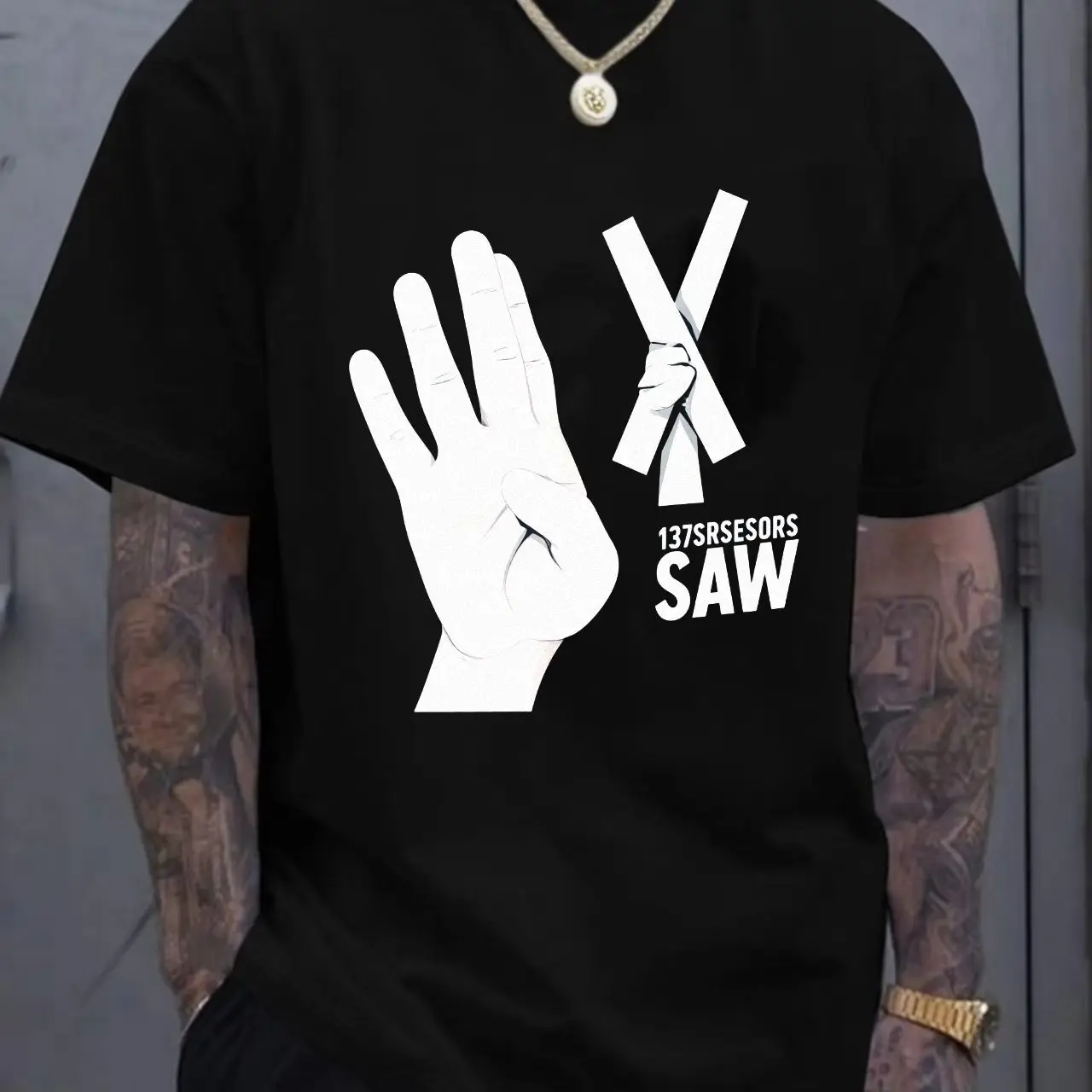 تي شيرت أبيض SAW OK X Sign Hands مع شريط أبيض برقبة دائرية وأكمام قصيرة - تي شيرت كاجوال مطبوع برسومات، قطن ناعم مسامي