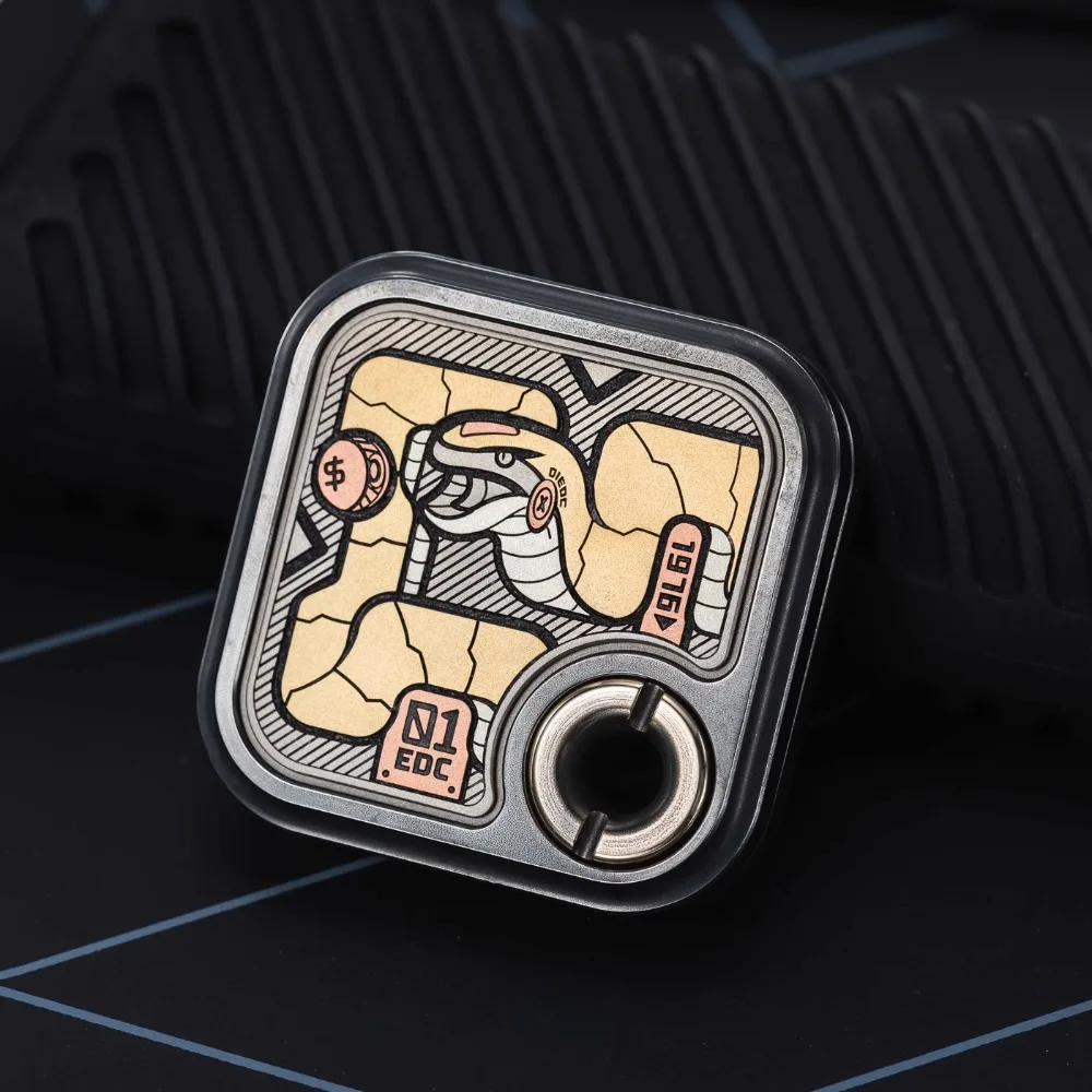 01 Studio Base di gioco quadrata piccola EDC Greedy Snake Edition Meccanico in metallo con punta delle dita Push Card Giocattolo antistress con punta delle dita