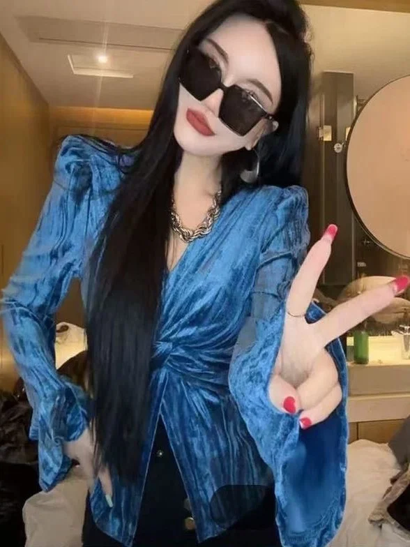 

Новинка 2025: Женский приталенный бархатный топ с длинными рукавами, V-образным вырезом, плиссированным перекрестным дизайном и рукавами-колокол для осени